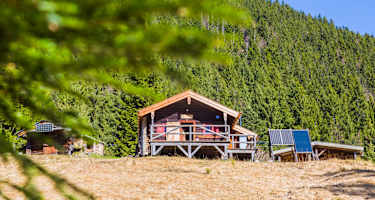 Die Gründhütte (1.195 m) ist eine urige kleine Selbstversorgerhütte am Hirschberg beim Tegernsee in Bayern.