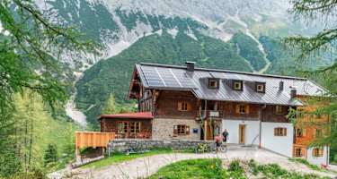 Das Hallerangerhaus (1.768 m) liegt im Karwendelgebirge