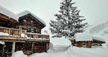 Berghaus Heimeli tief verschneit im Winter