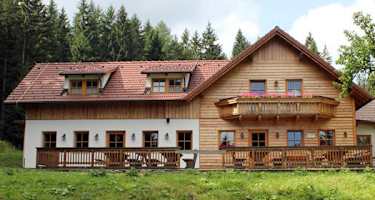 Hengsthütte: Außenansicht Sommer