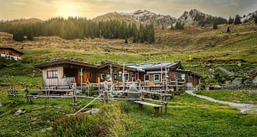 Die Hochwildalmhütte am frühen Morgen im Sommer