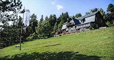 Direkt an der Hochfallwand in 946 m gelegen, ist das auch im Winter bewirtschaftete Hubertushaus auf der Hohen Wand
