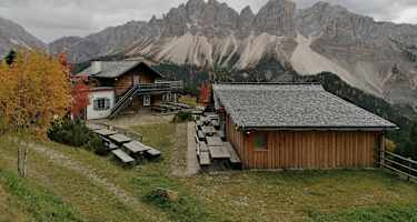 Schatzerhütte mit Blick auf die Aferer Geisler