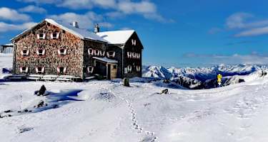 Im Frühjahr ist die Hütte ein hervorragender Ausgangspunkt für viele Skitouren.