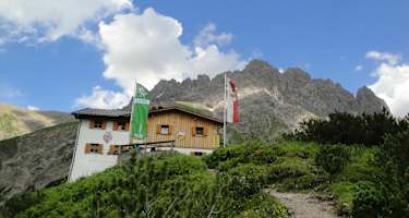 Die Hanauer Hütte vor der Kulisse der Lechtaler Alpen.