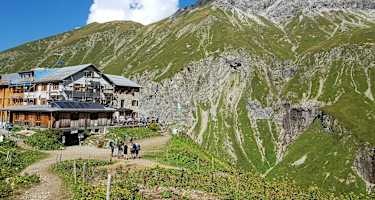 Die Kemptner Hütte während des Umbaus 2021