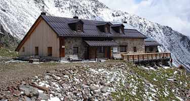 Die Kaunertraghütte von der Südansicht.