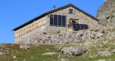 Die Klostertaler Umwelthütte (2.362 m) liegt im österreichischen Teil der Silvretta