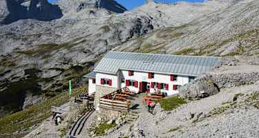 An der Schwelle des Zugspitzplatts unterhalb des Brunntalkopfes liegt malerisch die Knorrhütte auf 2.052 m Seehöhe.