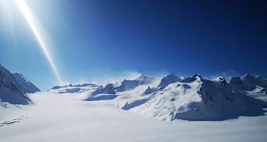 Die endlosen Weiten des verschneiten Aletschgletscher