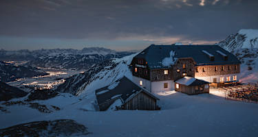 Die Krefelder Hütte bei Nacht