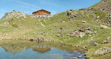 Die Marteller Hütte oberhalb des kleinen Sees