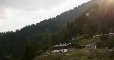 Die Peeralm bei Navis lädt im Sommer zur gemütlichen Einkehr ein.