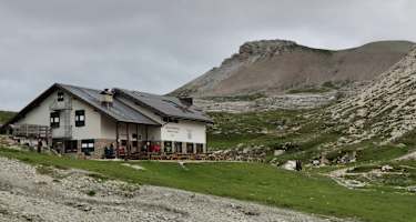 Die Puezhütte auf der Puez-Hochfläche