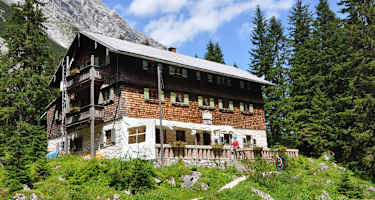 Die Reintalangerhütte steht am wohl idyllischten Flecken im Wettersteingebirge in Bayern.