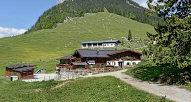 Die Ritzau-Alm (1.161 m) am westlichen Ausläufer des Zahmen Kaisers ist ein Dorado für Wanderer, Bergsteiger und Naturfreunde. 