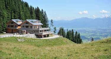Die Berglodge liegt nahe der Bergstation der Alpspitzbahn mit Panoramaaussicht auf die Allgäuer Alpen und ins Voralpenland.