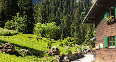 Die Kenzenhütte liegt im Naturschutzgebiet Kenzen in den bayerischen Ammergauer Alpen.
