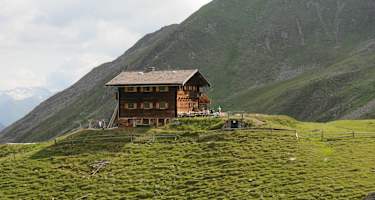 Die Zupalseehütte in der Lasörlinggruppe.