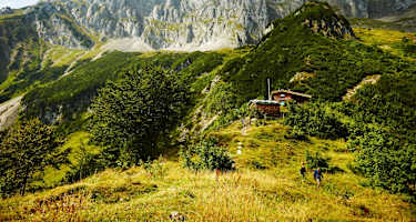 Die Ackerlhütte, dahinter die Ackerlspitze