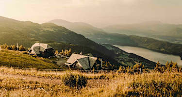 Die Alexanderalm steht wunderschön oberhalb des Millstätter Sees.