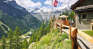 Aussicht vom Bergrestaurant Alpenblick auf die Bergwelten des Wallis