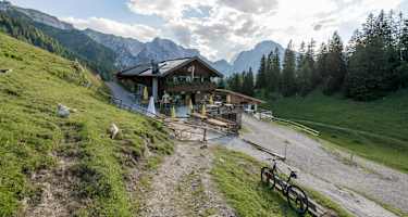 Die Bärenbaldalm ist auch ein beliebtes Ziel für Biker.