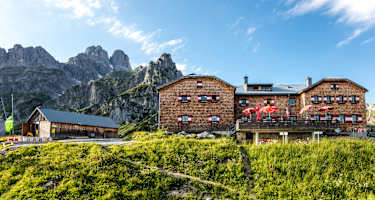 Die Hofpürgl-Hütte liegt im westlichen Teil des Dachsteinmassivs.