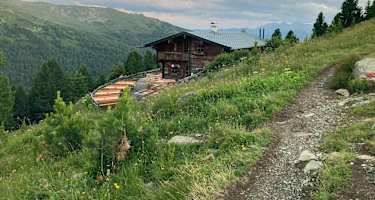 Das Almgasthaus Boscheben schmiegt sich an den Hang.