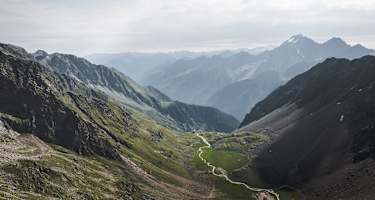 Blick auf die Neue Regensburger Hütte und den Habicht