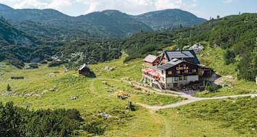 Die Gjaidalm auf 1.738 Metern ist Ausgangspunkt für zahlreiche Touren am Dachstein