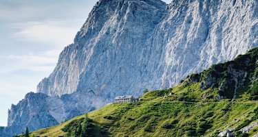 Die Dachstein-Südwand-Hütte liegt direkt unterhalb der steilen Südwände des beeindruckenden Dachstein Massivs.