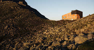 Die Edelrauthütte im goldenen Morgenlicht.