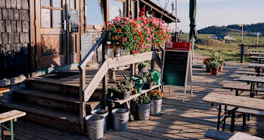Sonnig – der Eingang der Edelweisshütte