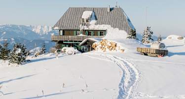 Das Otto-Kernstock-Haus steht am Gipfel-Aufbau des Rennfeldes