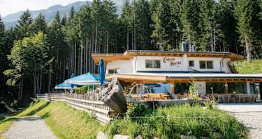 Die Enzianhütte liegt an den südseitigen Hängen der Nordkette des Karwendelgebirges oberhalb von Rum bei Innsbruck.
