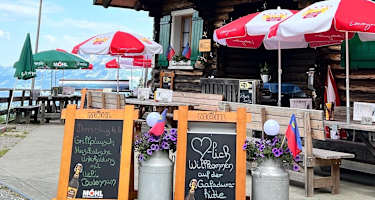 Die Gafadurahütte am Osthang des Rheintals oberhalb der Gemeinde Planken
