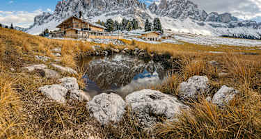 Traumhafte Kulisse vor den Südtiroler Dolomiten.