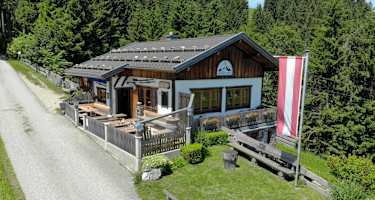 Die Glasner Hütte befindet sich auf 804 Metern Seehöhe direkt am Sebaldusweg, dem Mariazellerweg 06 und dem Voralpenweg 04.