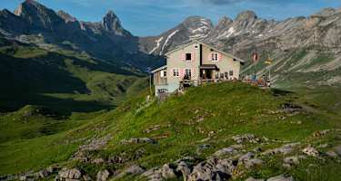 Die Glattalphütte umgeben von Gipfeln