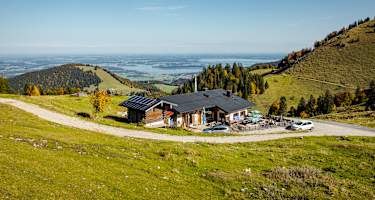 Die Gorialm liegt oberhalb von Aschau am Fuß der Kampenwand mit sensationellem Blick über den Chiemsee.