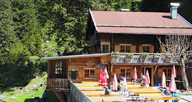 Die Sonnenterrasse der Grünen Wand Hütte im Stillupgrund