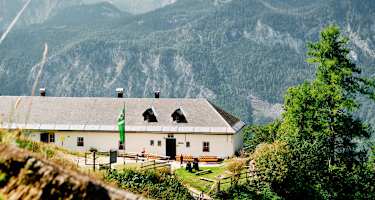 Die Hofalmhütte befindet sich in sehr schöner Lage direkt unterhalb des imposanten Gipfels des Großen Pyhrgas in den Ennstaler Alpen.
