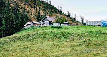 Der Alpengasthof Hütteneckalm liegt auf der Hütteneckalm am östlichen Rand eines Almgebietes oberhalb des Salzkammergut-Ortes Bad Goisern.