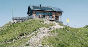 Die Kellerjochhütte thront über dem Unterinntal