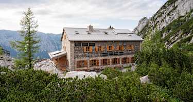 Die Blaueishütte (1.680 m) liegt unterhalb des Hochkalters