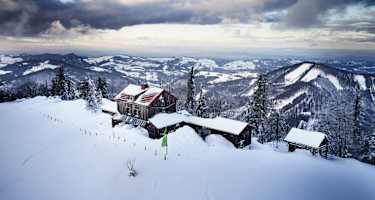 Die schneebedeckte Julius-Seitner-Hütte unweit von Wien