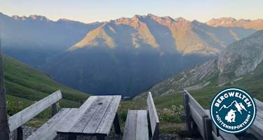 Das Kaiserjochhaus befindet sich direkt am Hauptkamm der Lechtaler Alpen.