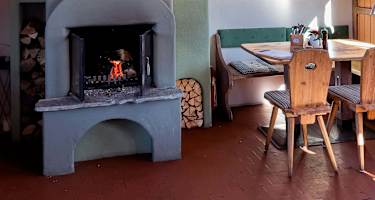 Die kleine Stube mit Ofen im Inneren der Katzenkopfhütte