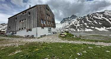 Keschhütte mit Piz Kesch im Hintergrund